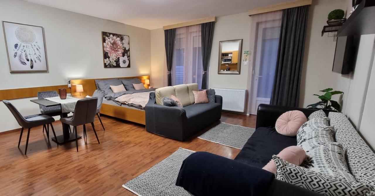 Relax Wellness Studio Hajduszoboszlo Apartment Екстериор снимка