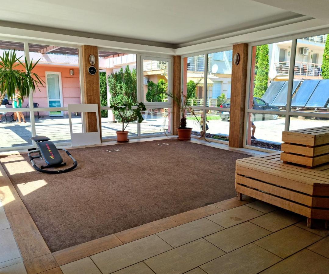 Relax Wellness Studio Hajduszoboszlo Apartment Екстериор снимка