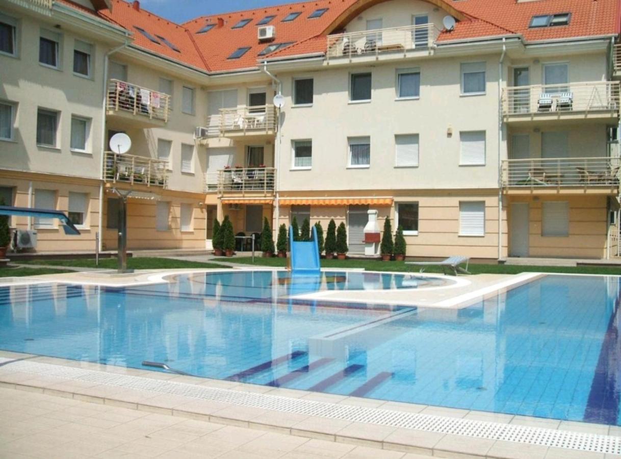 Relax Wellness Studio Hajduszoboszlo Apartment Екстериор снимка